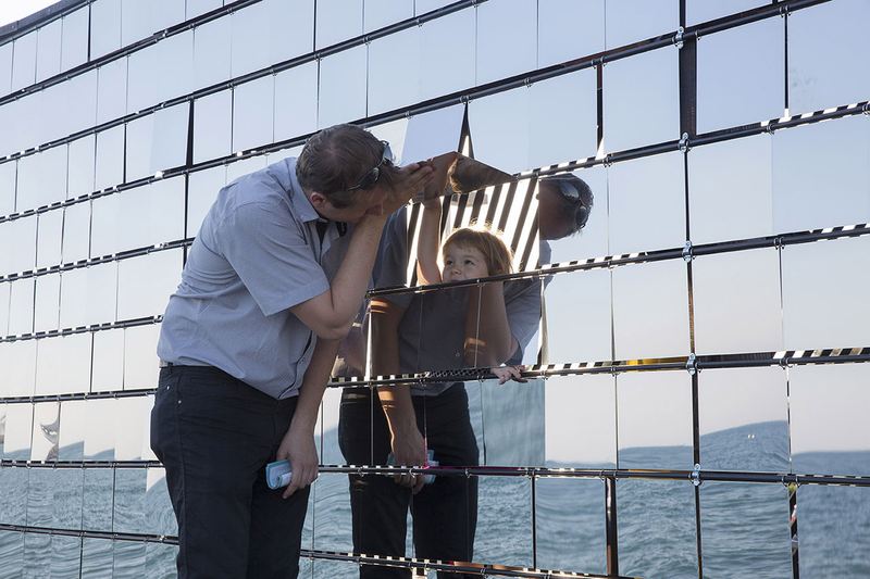 Illustration for article titled This Reflective Facade Turns The Horizon Into a Gigantic Kaleidoscope